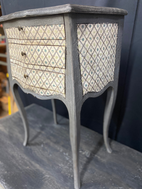 Commode entre deux galbée Louis XV des années 1930 patinée 