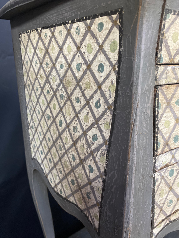 Commode entre deux galbée Louis XV des années 1930 patinée 