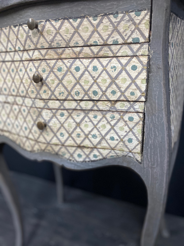 Commode entre deux galbée Louis XV des années 1930 patinée 