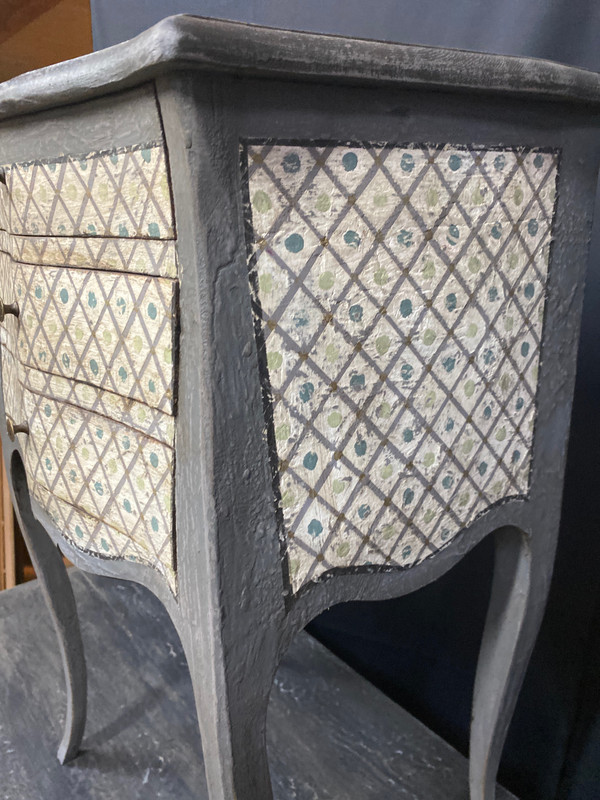 Commode entre deux galbée Louis XV des années 1930 patinée 