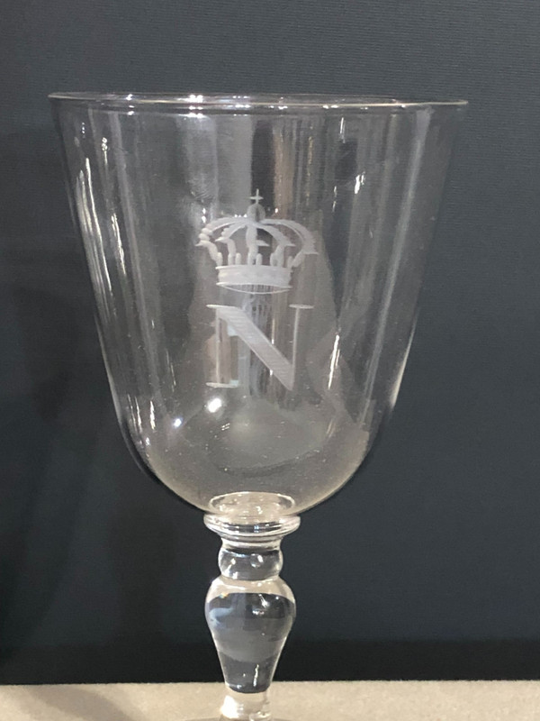 Antico bicchiere con stelo in cristallo del servizio imperiale di NAPOLEONE III monogrammato con la N coronata