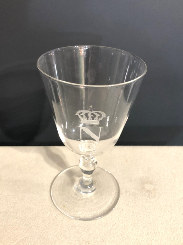 Antico bicchiere con stelo in cristallo del servizio imperiale di NAPOLEONE III monogrammato con la N coronata