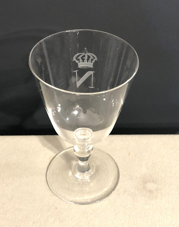 Antico bicchiere con stelo in cristallo del servizio imperiale di NAPOLEONE III monogrammato con la N coronata
