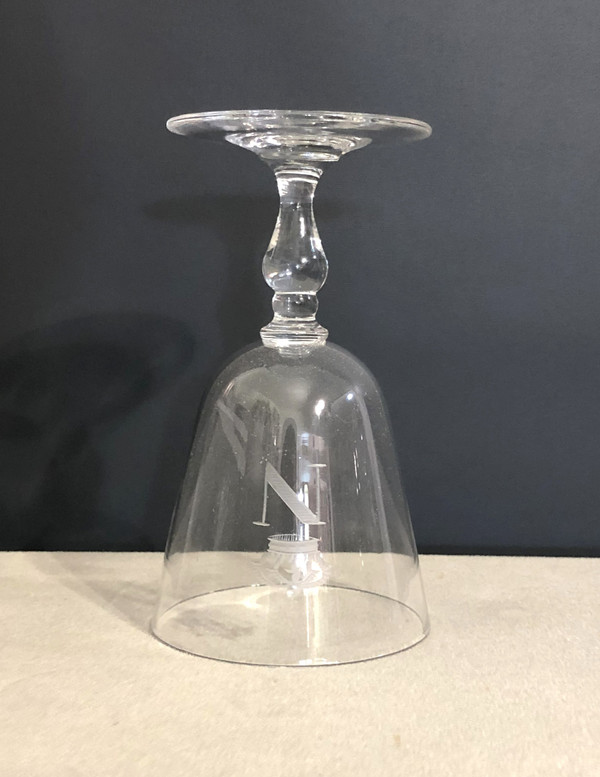 Antico bicchiere con stelo in cristallo del servizio imperiale di NAPOLEONE III monogrammato con la N coronata