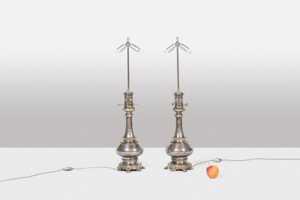 Coppia di lampade in metallo e bronzo argentato. 1880 circa