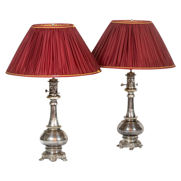 Coppia di lampade in metallo e bronzo argentato. 1880 circa