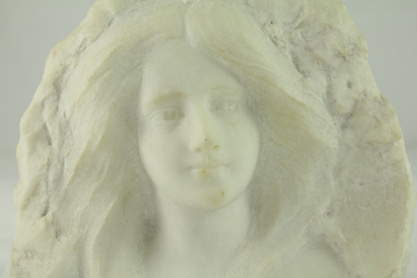 Marmor-Hochrelief-Skulptur 'Porträt einer jungen Frau' signiert A. Gotis