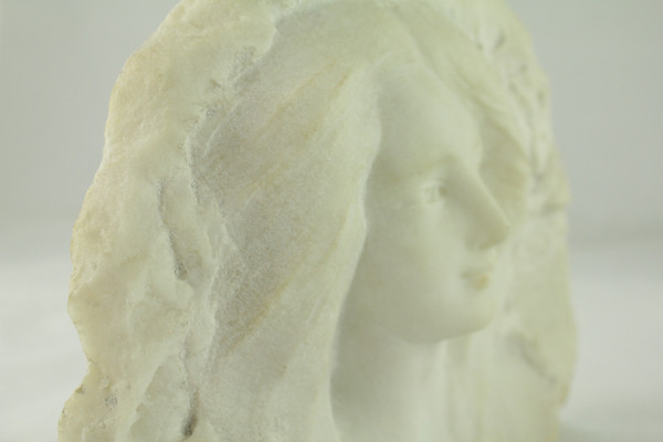 Marmor-Hochrelief-Skulptur 'Porträt einer jungen Frau' signiert A. Gotis