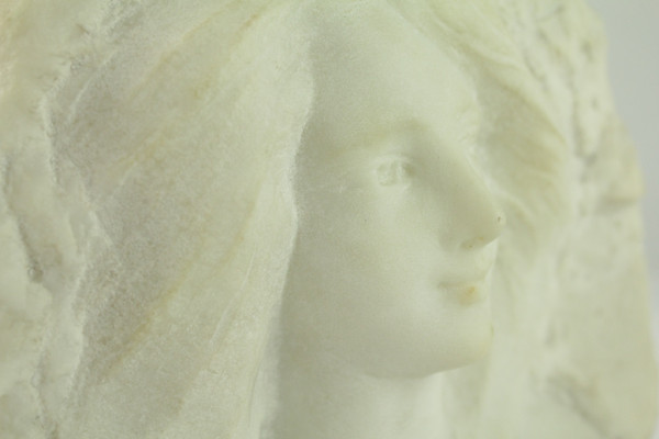 Marmor-Hochrelief-Skulptur 'Porträt einer jungen Frau' signiert A. Gotis