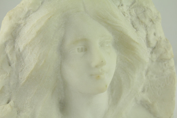 Marmor-Hochrelief-Skulptur 'Porträt einer jungen Frau' signiert A. Gotis