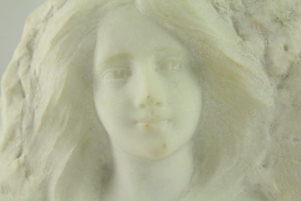 Marmor-Hochrelief-Skulptur 'Porträt einer jungen Frau' signiert A. Gotis