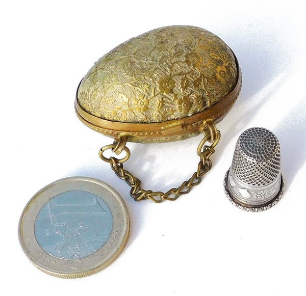 Petit Ecrin Boite Porte Dé à Coudre Oeuf Avec Dé En Argent Massif pour enfant