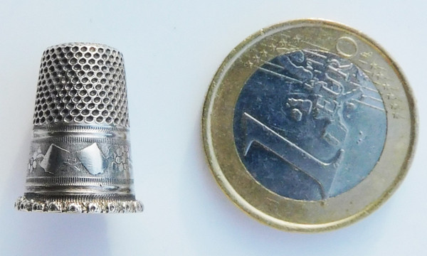 Petit Ecrin Boite Porte Dé à Coudre Oeuf Avec Dé En Argent Massif pour enfant