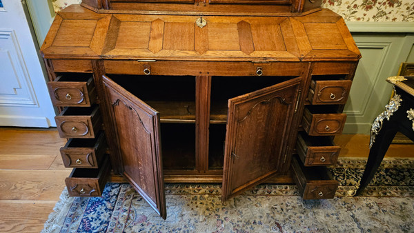 Grand Buffet Scriban Vitré, Travail Des Flandres Du XVIIIème Siècle.