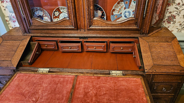 Grand Buffet Scriban Vitré, Travail Des Flandres Du XVIIIème Siècle.