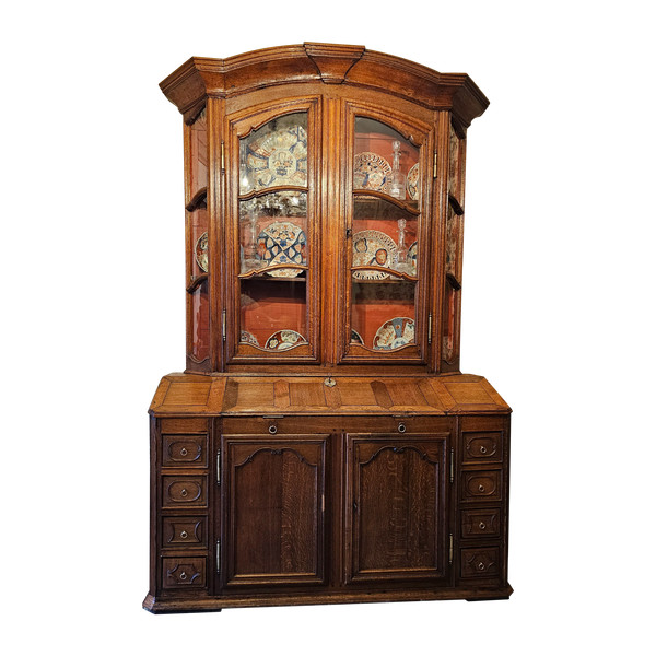 Grand Buffet Scriban Vitré, Travail Des Flandres Du XVIIIème Siècle.