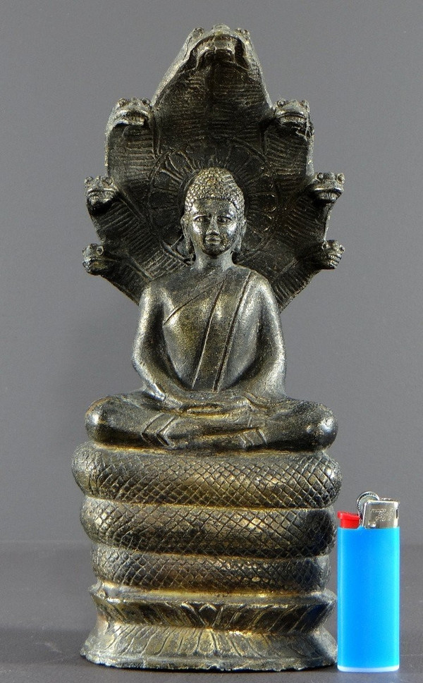 Thailandia o Birmania, anni '30/'50, Statua del Buddha sotto i Naga in bronzo.
