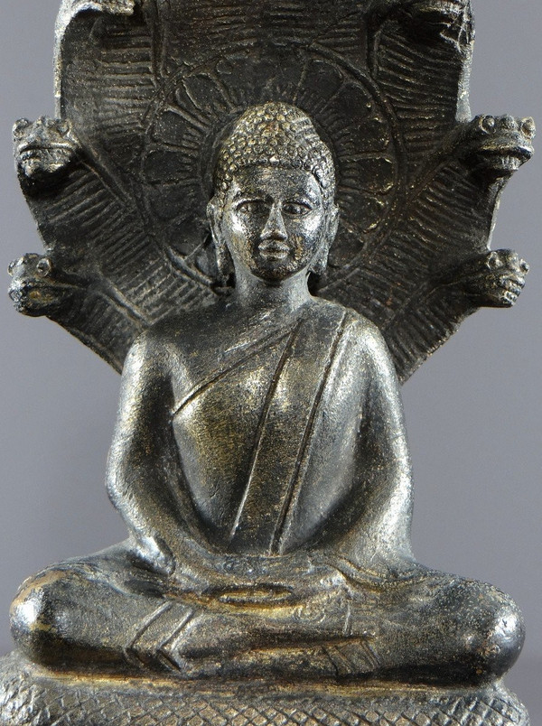 Thailandia o Birmania, anni '30/'50, Statua del Buddha sotto i Naga in bronzo.