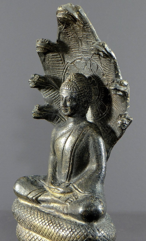 Thailandia o Birmania, anni '30/'50, Statua del Buddha sotto i Naga in bronzo.