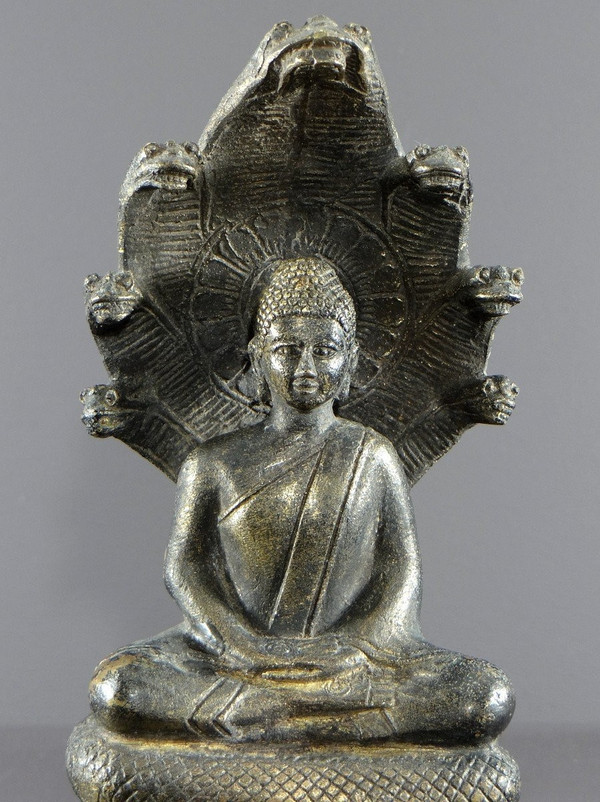 Thailandia o Birmania, anni '30/'50, Statua del Buddha sotto i Naga in bronzo.