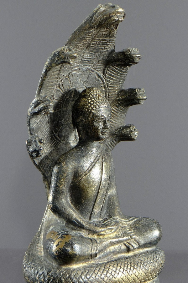 Thailandia o Birmania, anni '30/'50, Statua del Buddha sotto i Naga in bronzo.