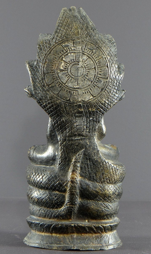 Thailandia o Birmania, anni '30/'50, Statua del Buddha sotto i Naga in bronzo.