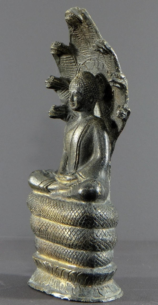 Thailandia o Birmania, anni '30/'50, Statua del Buddha sotto i Naga in bronzo.