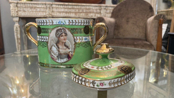 Service à café en porcelaine. Capodimonte, Naples, XIXe siècle 