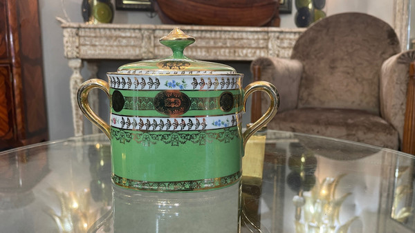 Service à café en porcelaine. Capodimonte, Naples, XIXe siècle 
