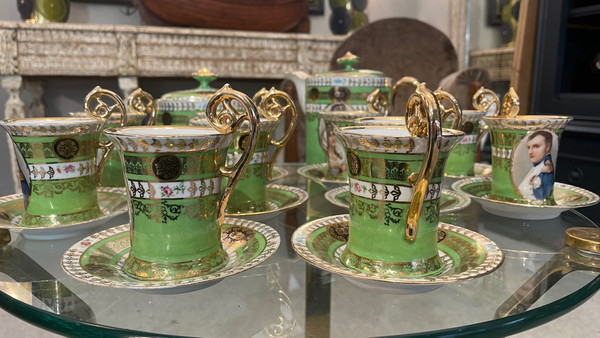 Service à café en porcelaine. Capodimonte, Naples, XIXe siècle 