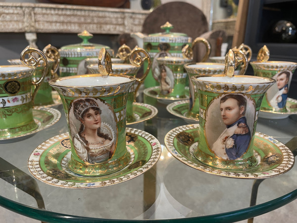 Service à café en porcelaine. Capodimonte, Naples, XIXe siècle 