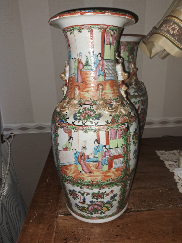 Coppia di vasi in porcellana cinese del Canton del XIX secolo alti 47 cm