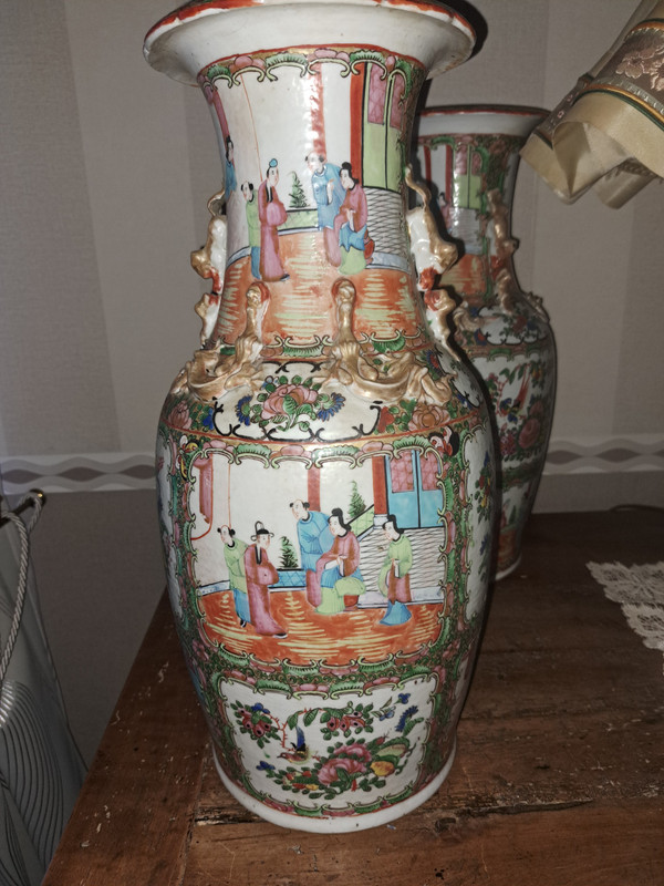 Coppia di vasi in porcellana cinese del Canton del XIX secolo alti 47 cm