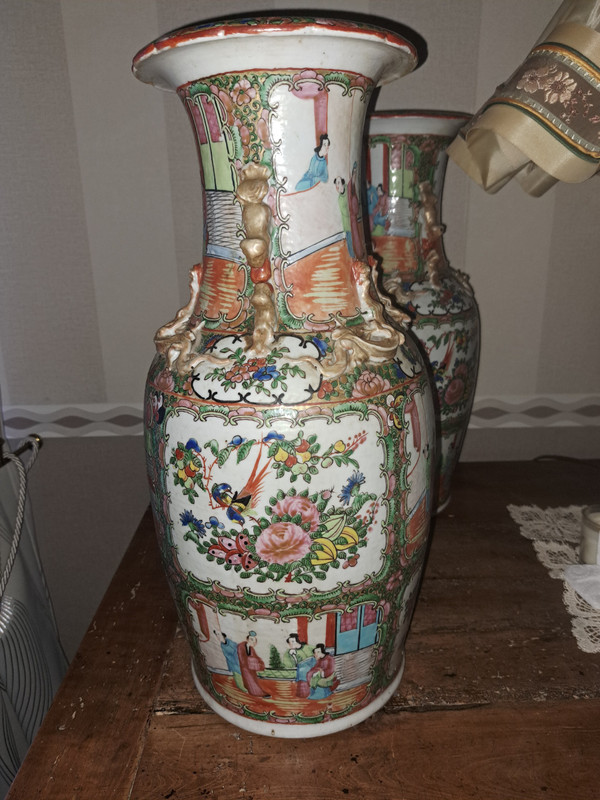Coppia di vasi in porcellana cinese del Canton del XIX secolo alti 47 cm
