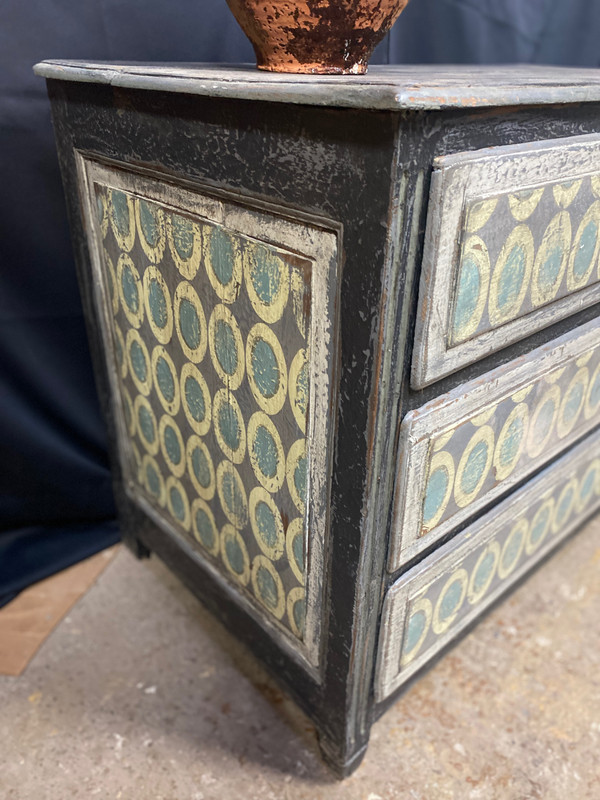 Cassettone Luigi XVI a 3 cassetti con bella patina multicolore