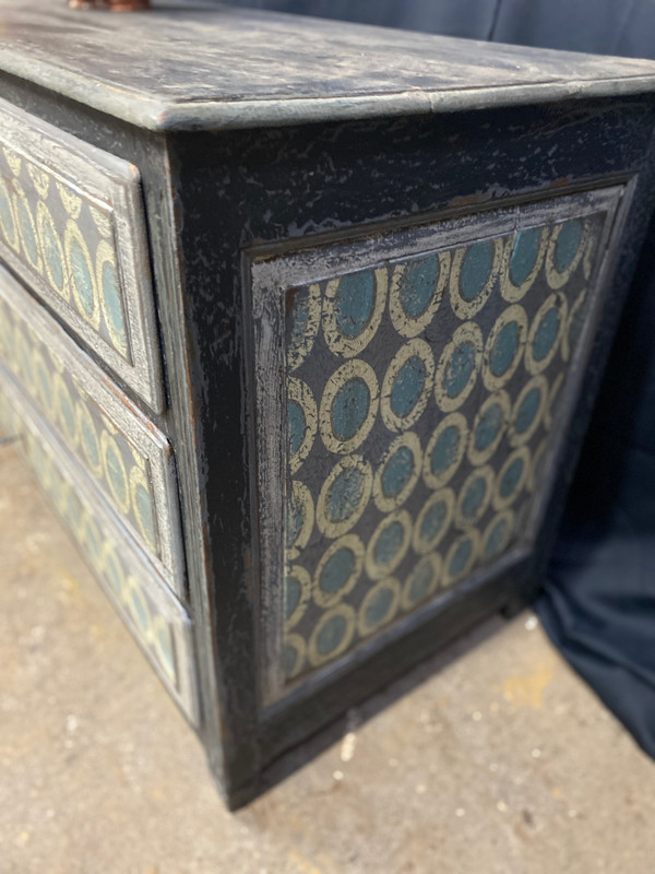 Cassettone Luigi XVI a 3 cassetti con bella patina multicolore