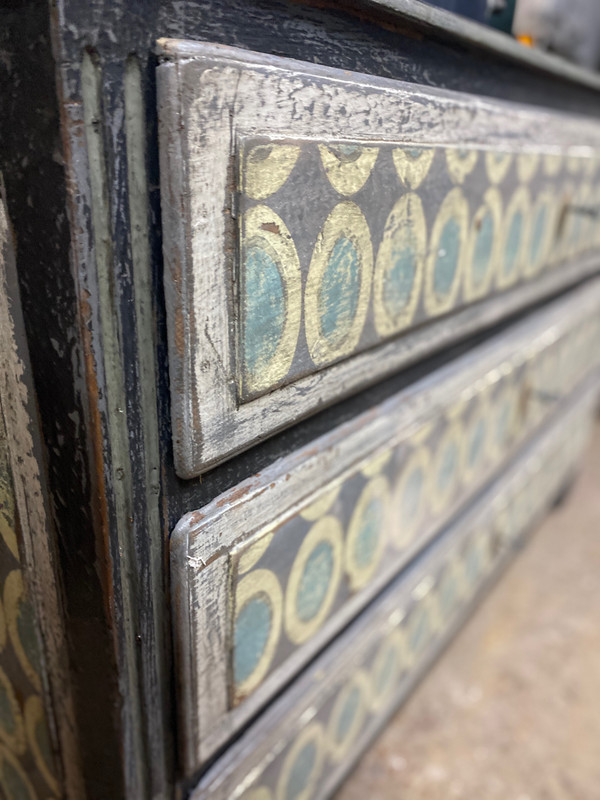 Cassettone Luigi XVI a 3 cassetti con bella patina multicolore
