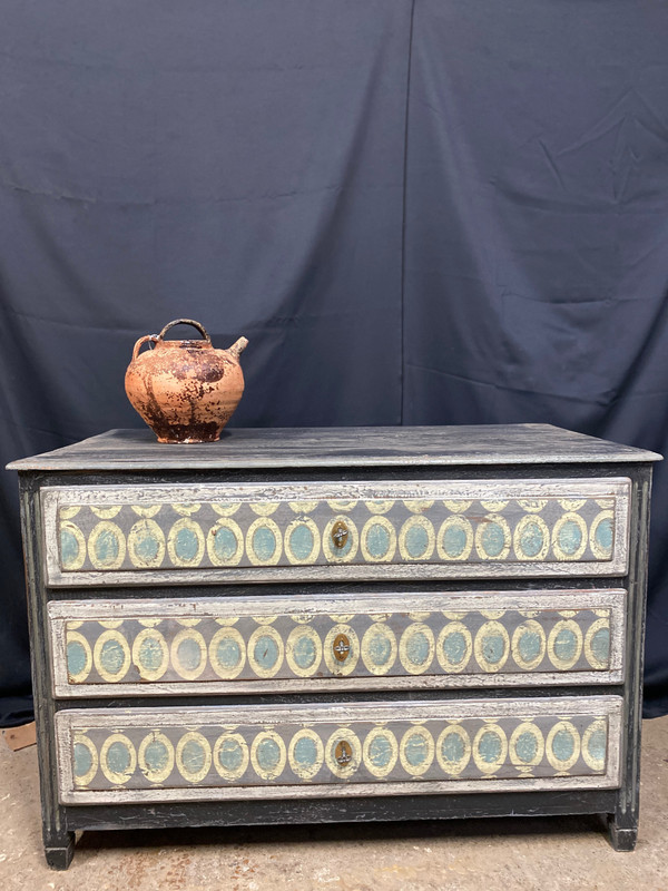 Cassettone Luigi XVI a 3 cassetti con bella patina multicolore