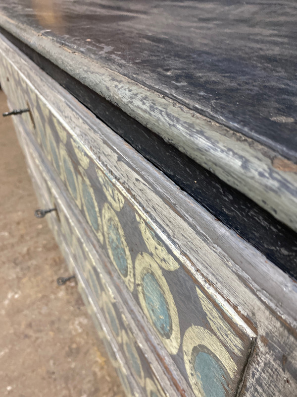 Cassettone Luigi XVI a 3 cassetti con bella patina multicolore