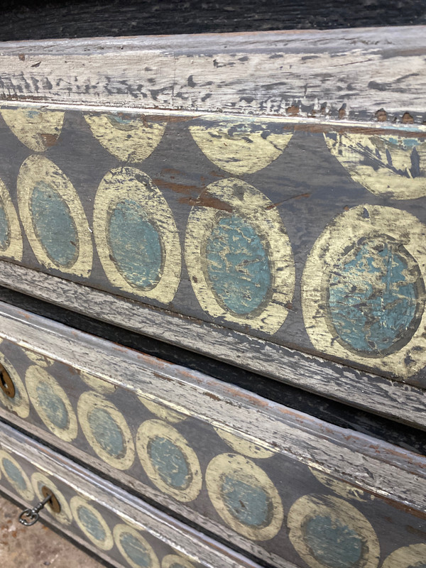 Cassettone Luigi XVI a 3 cassetti con bella patina multicolore