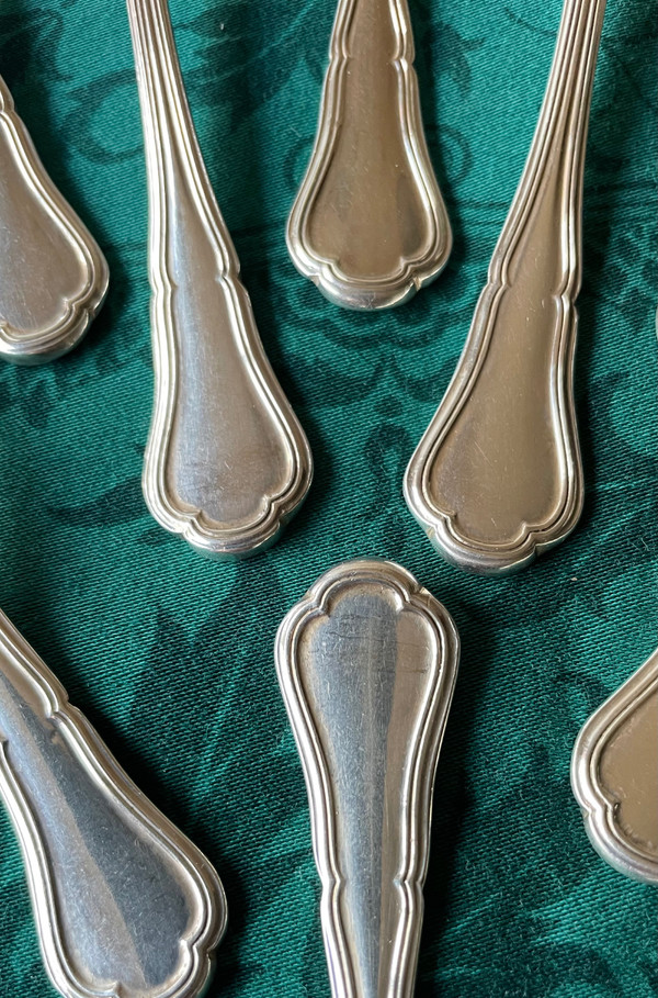 12 dessert spoons.