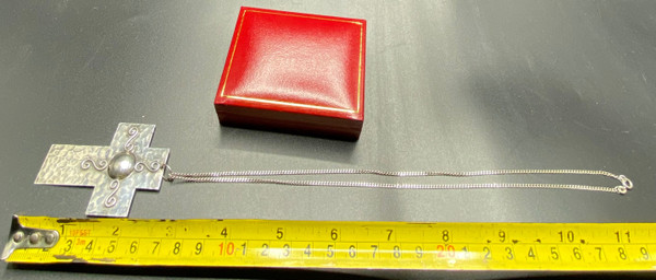 KREUZ AUS VERSILBERTEM METALL