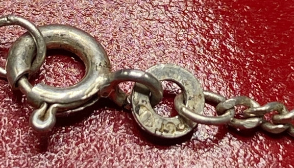 KREUZ AUS VERSILBERTEM METALL