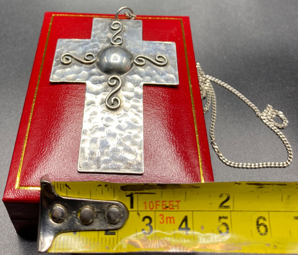 KREUZ AUS VERSILBERTEM METALL