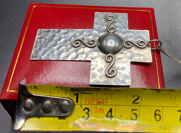 KREUZ AUS VERSILBERTEM METALL
