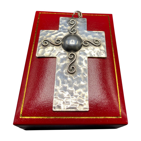 KREUZ AUS VERSILBERTEM METALL