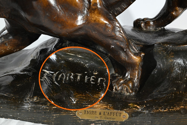 Scultura in terracotta "Tigre in caccia", firmata T.Cartier - Inizio del XX secolo