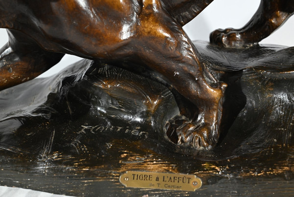 Scultura in terracotta "Tigre in caccia", firmata T.Cartier - Inizio del XX secolo