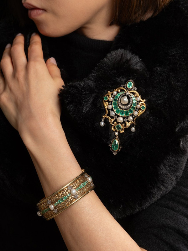 Beaumont & Cie, : Bracelet Jonc Orné d'émeraudes, Diamants Et Perles Fines