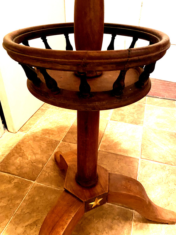 Empire period tripod pedestal table in blond walnut with candlestick early 19th century